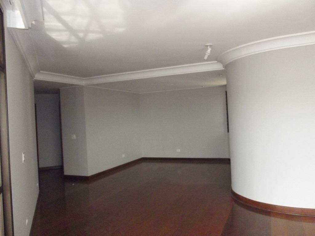 Apartamento à venda no Edificio Ligia Guidotti Alves, 5 quartos, sendo 2 suítes, 3 vagas, no bairro Centro em Piracicaba - SP