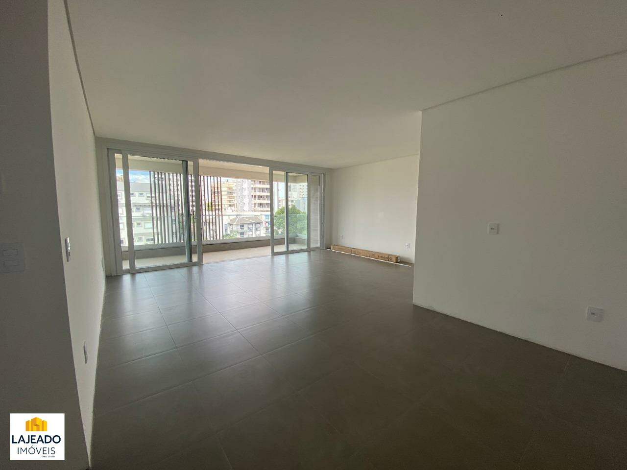 Apartamento à venda com 3 quartos, 153m² - Foto 2