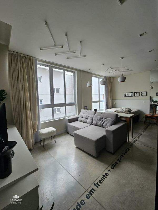Apartamento à venda com 1 quarto, 37m² - Foto 11