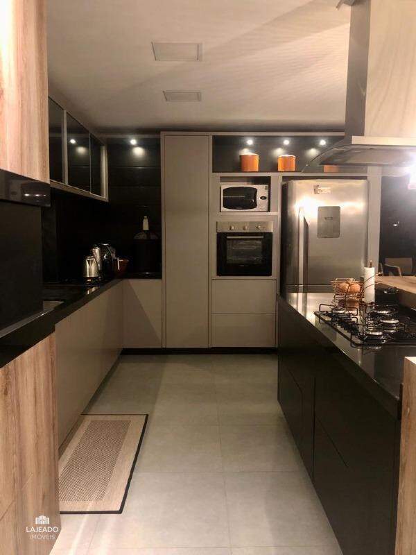 Casa à venda com 3 quartos, 340m² - Foto 3