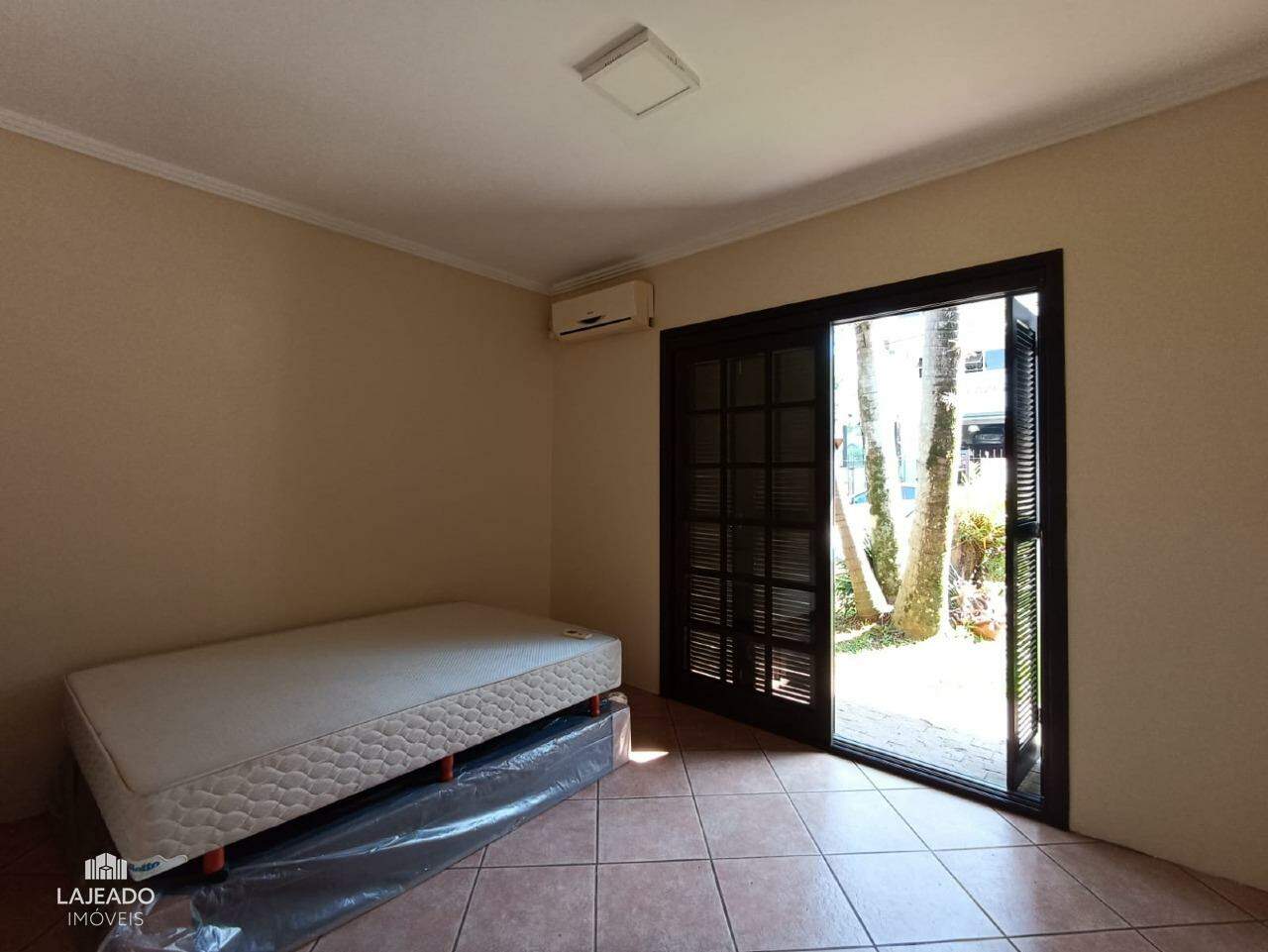 Casa para alugar com 4 quartos, 252m² - Foto 12