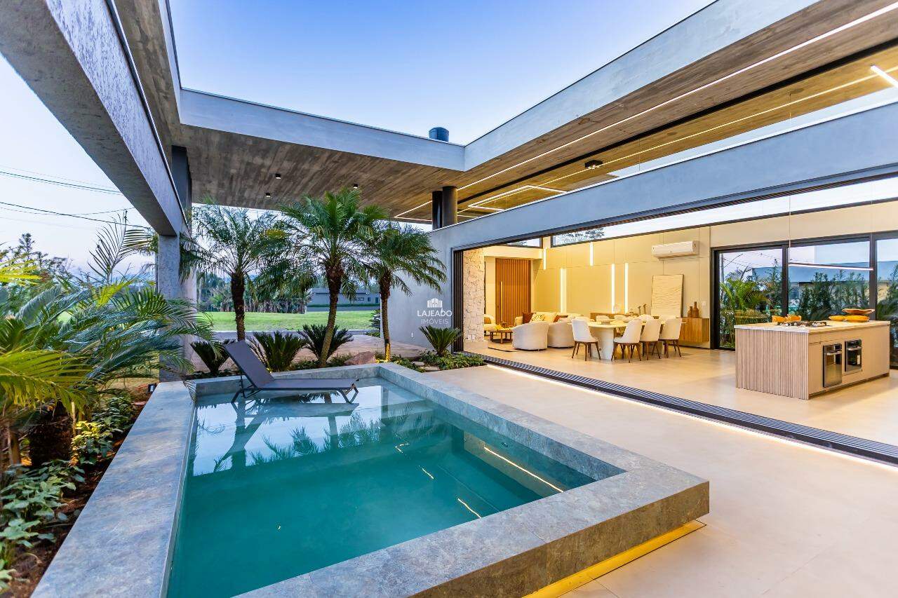 Casa de Condomínio à venda com 4 quartos, 295m² - Foto 2
