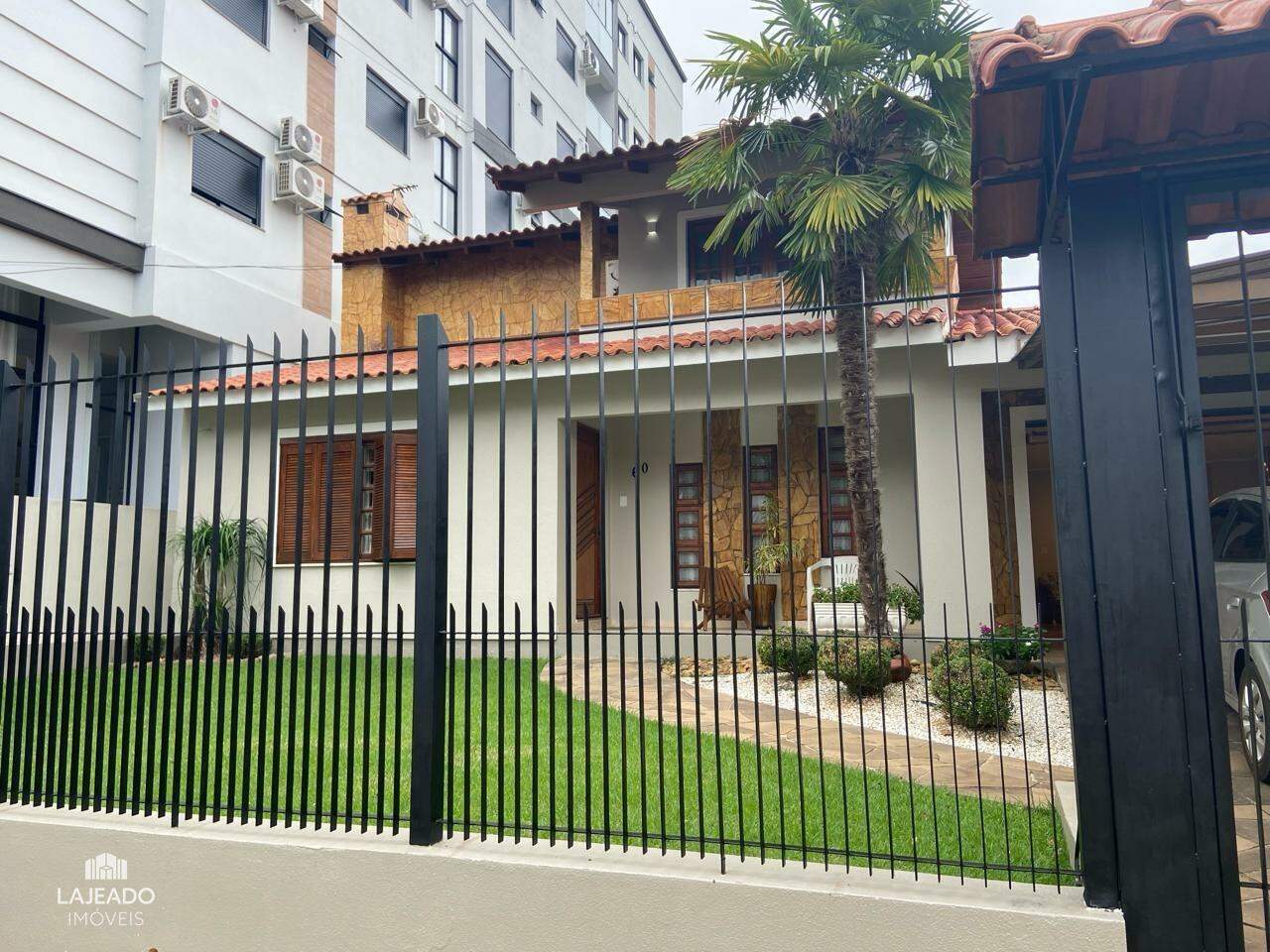 Casa à venda com 3 quartos, 192m² - Foto 1