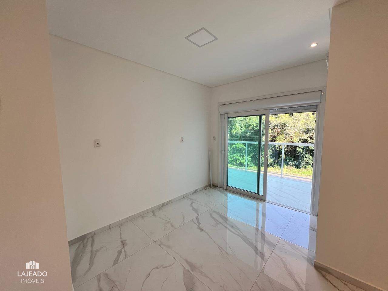 Casa para alugar com 4 quartos, 245m² - Foto 12