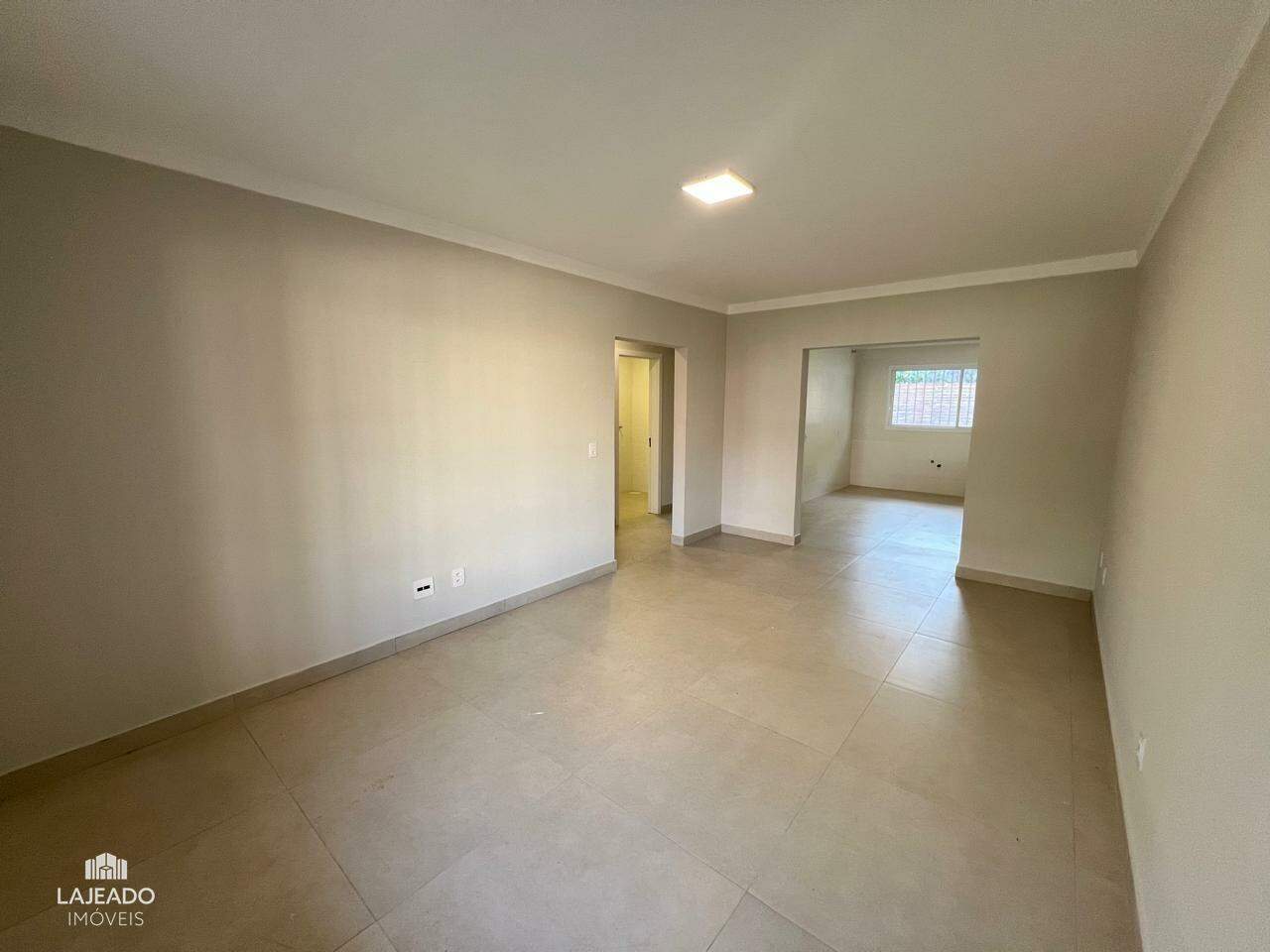 Casa à venda com 3 quartos, 130m² - Foto 2