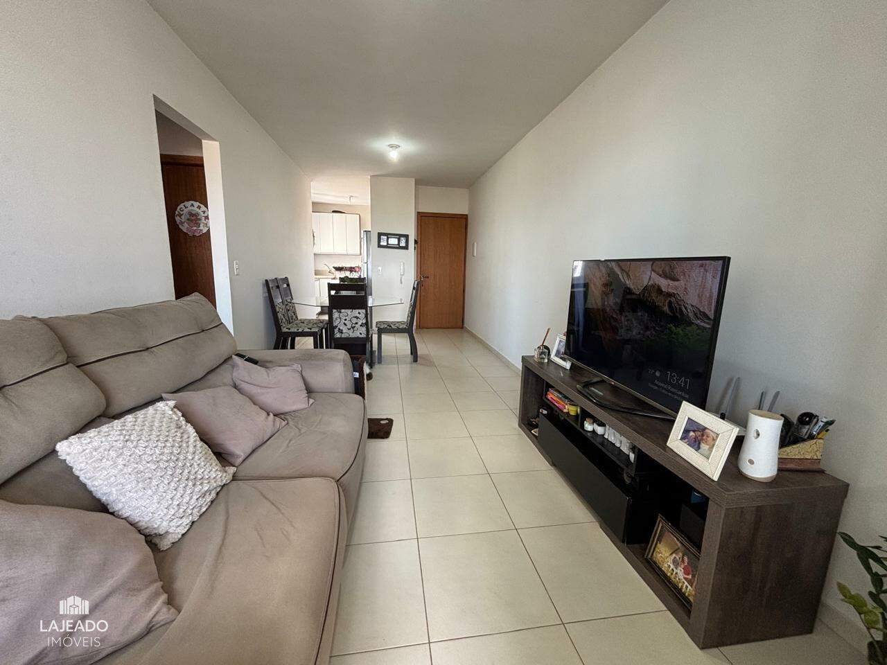 Apartamento à venda com 2 quartos, 75m² - Foto 2