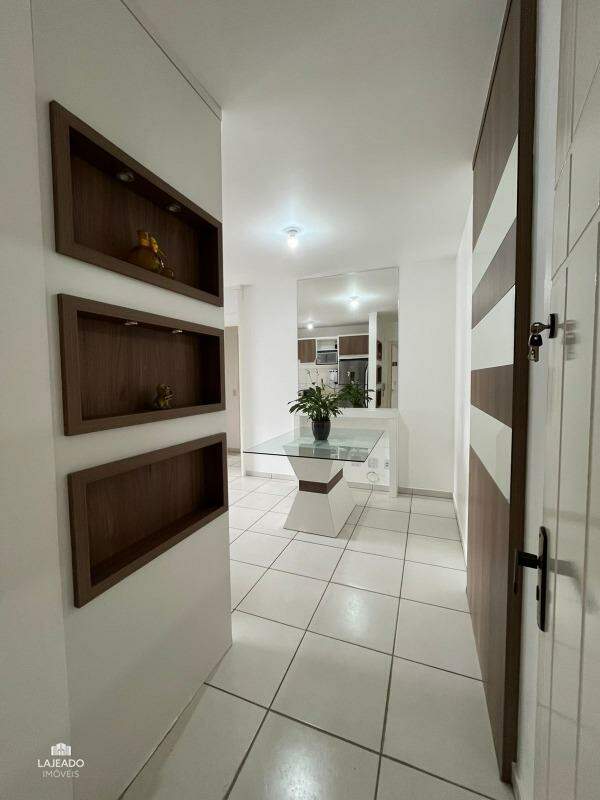 Apartamento à venda com 2 quartos, 67m² - Foto 2