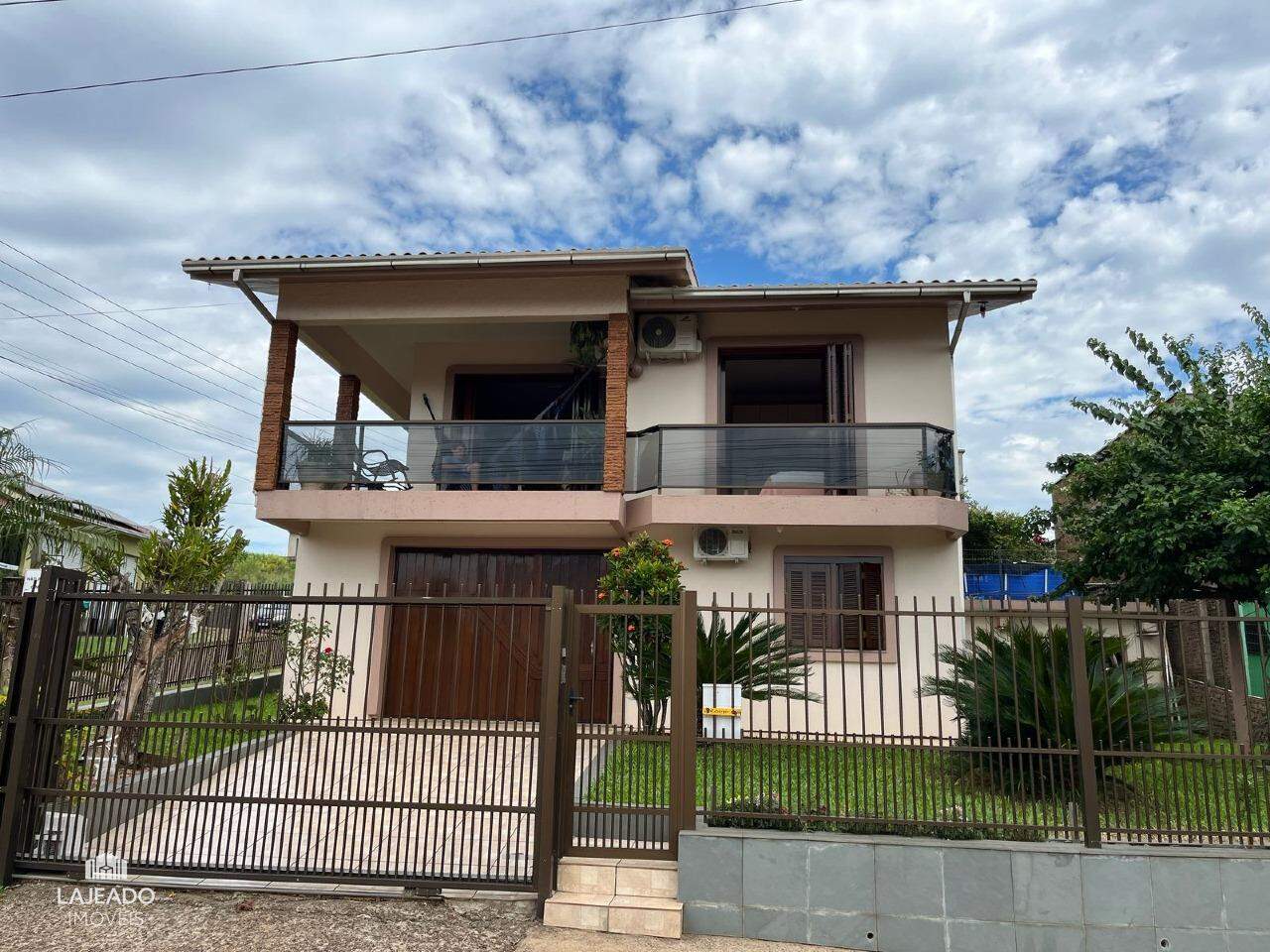 Casa à venda com 5 quartos, 200m² - Foto 1