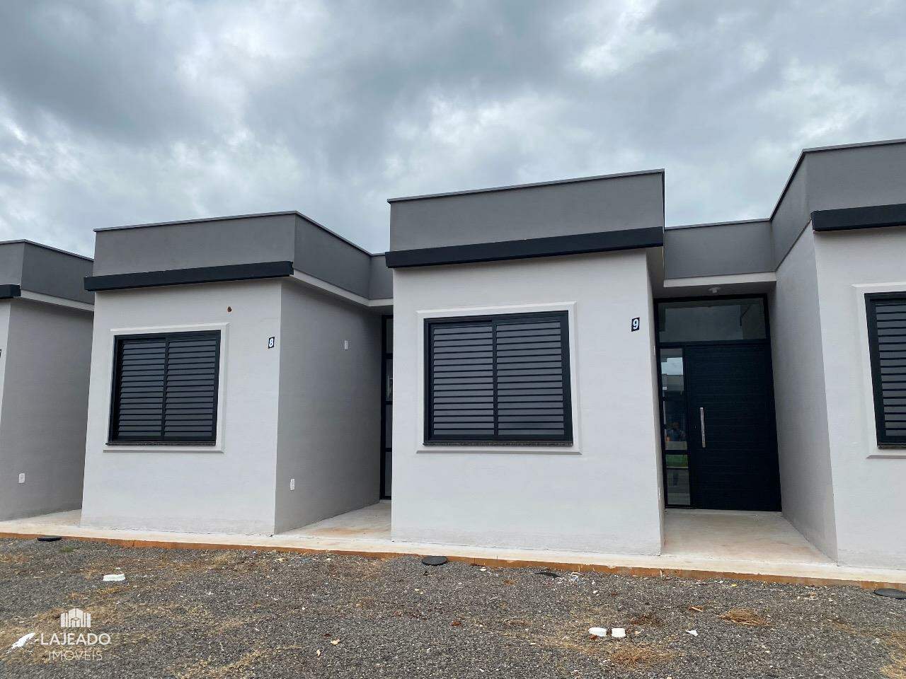 Casa à venda com 2 quartos, 45m² - Foto 1