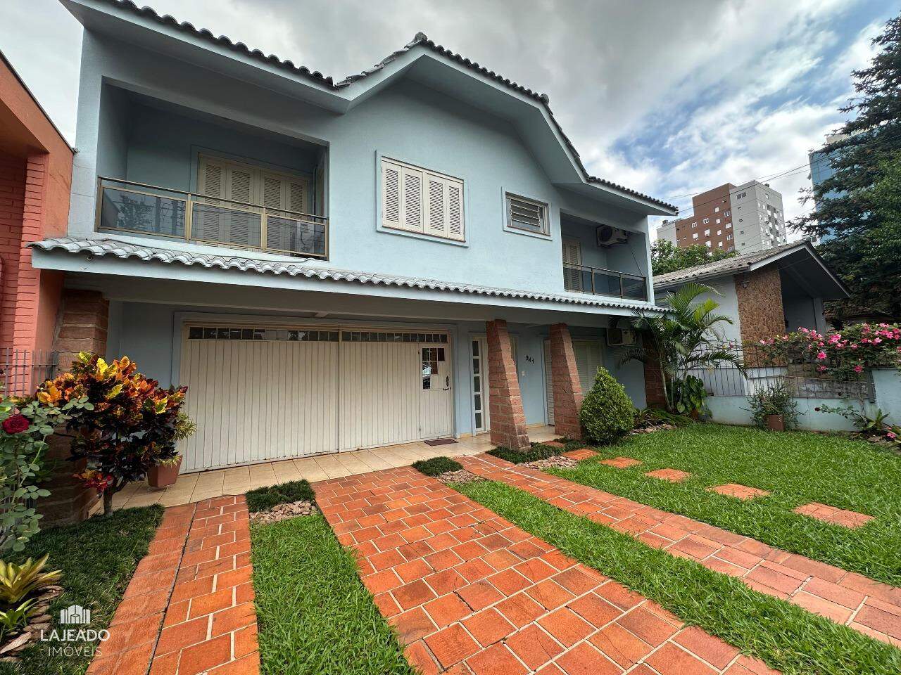 Casa à venda com 4 quartos, 308m² - Foto 2