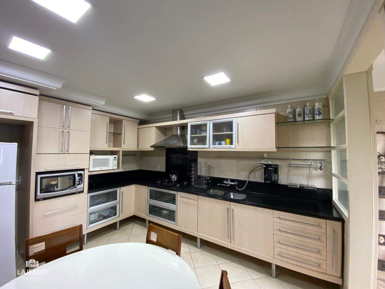 Apartamento à venda com 3 quartos, 135m² - Foto 4