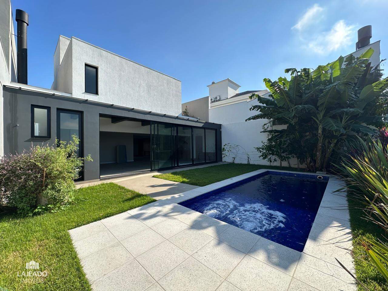 Casa à venda com 3 quartos, 299m² - Foto 2