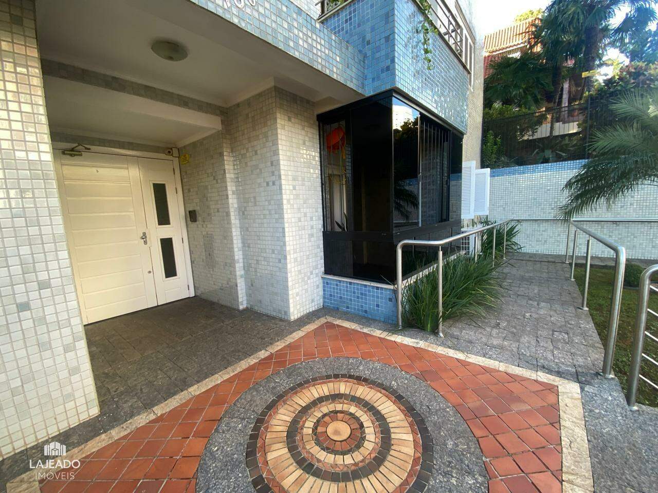 Apartamento à venda com 2 quartos, 67m² - Foto 2