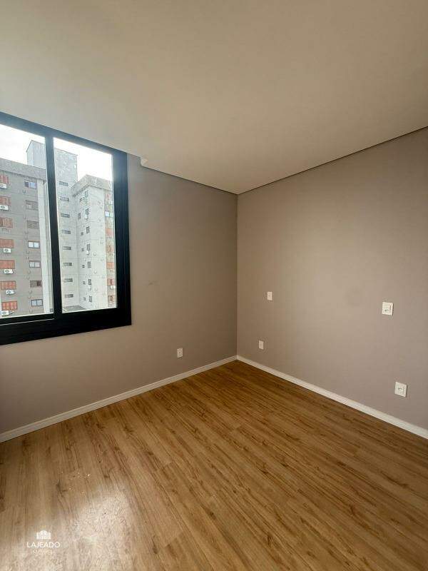 Apartamento à venda com 2 quartos, 75m² - Foto 2