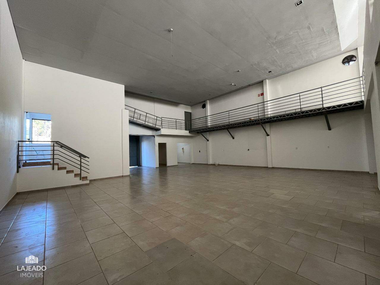 Pavilhão para aluguel no Universitário: 