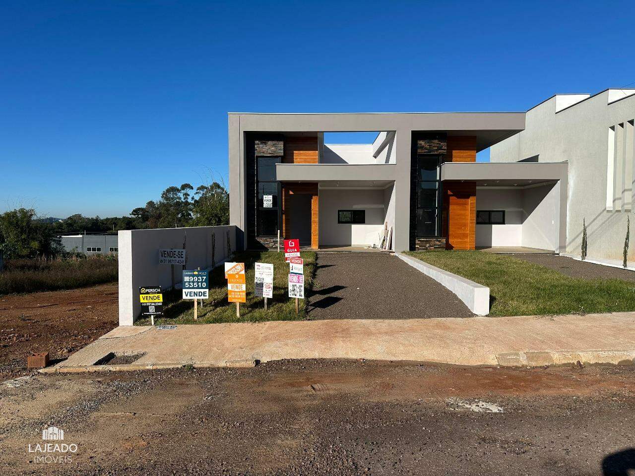 Casa à venda com 3 quartos, 92m² - Foto 1
