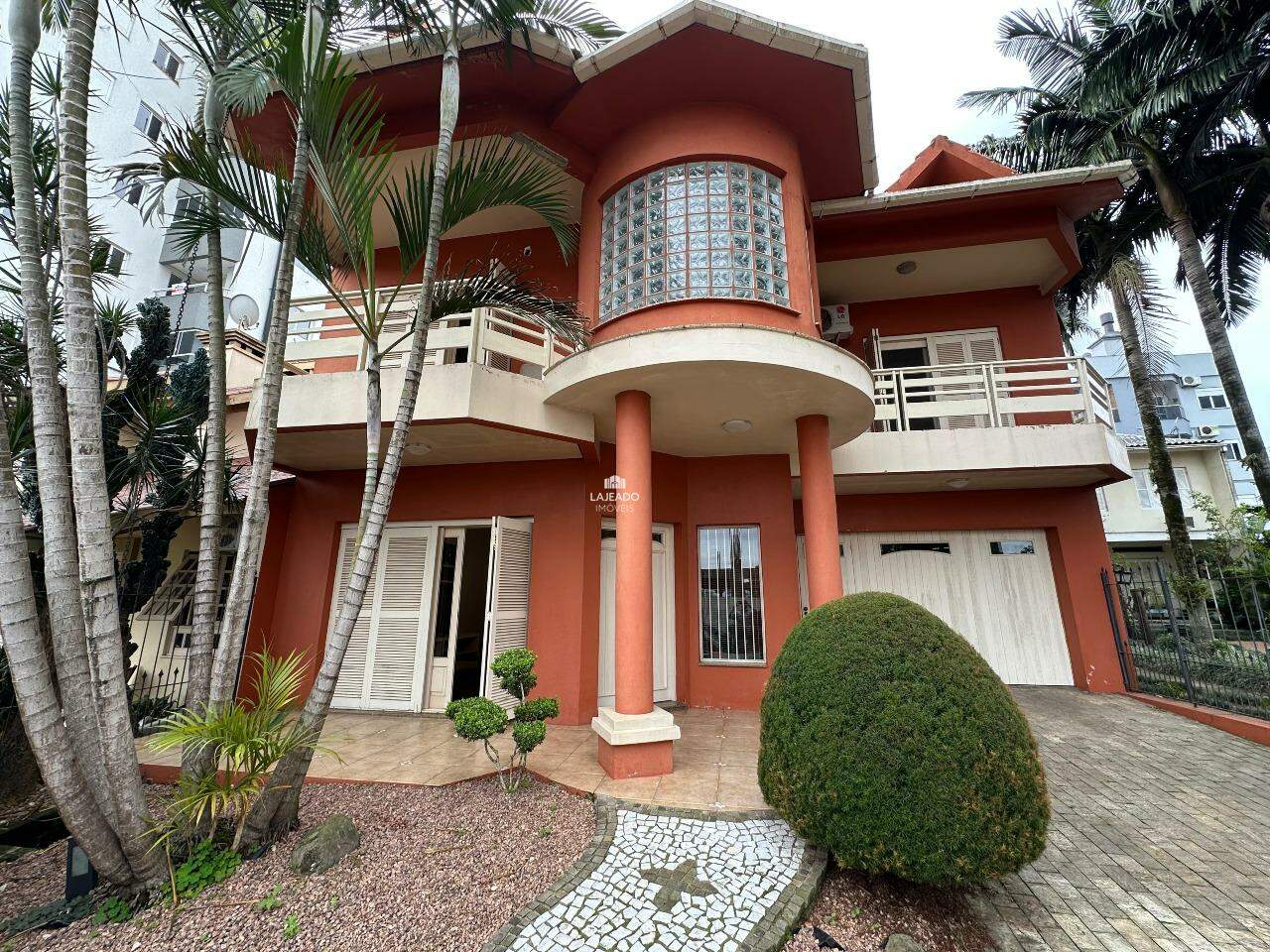 Casa à venda com 4 quartos, 339m² - Foto 1
