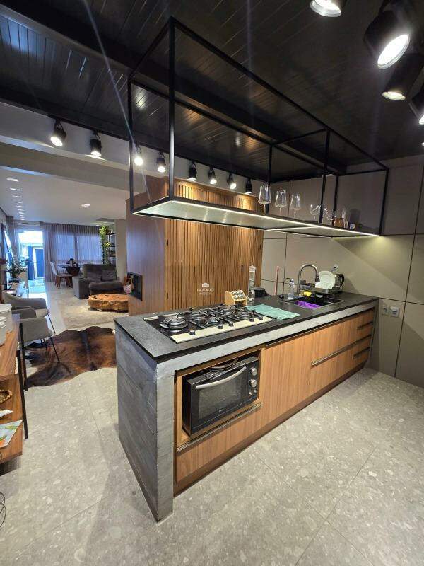 Sobrado à venda no Universitário: 