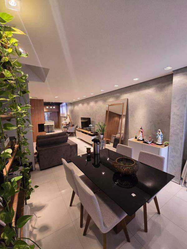 Sobrado à venda no Universitário: 