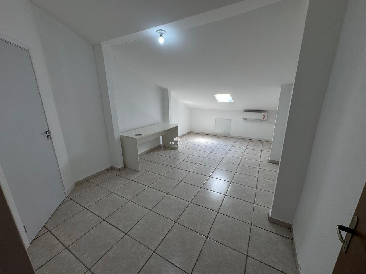 Sobrado à venda no Universitário: 