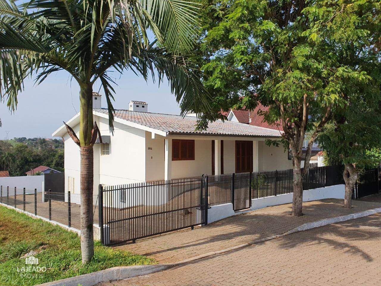 Casa à venda com 3 quartos, 244m² - Foto 2