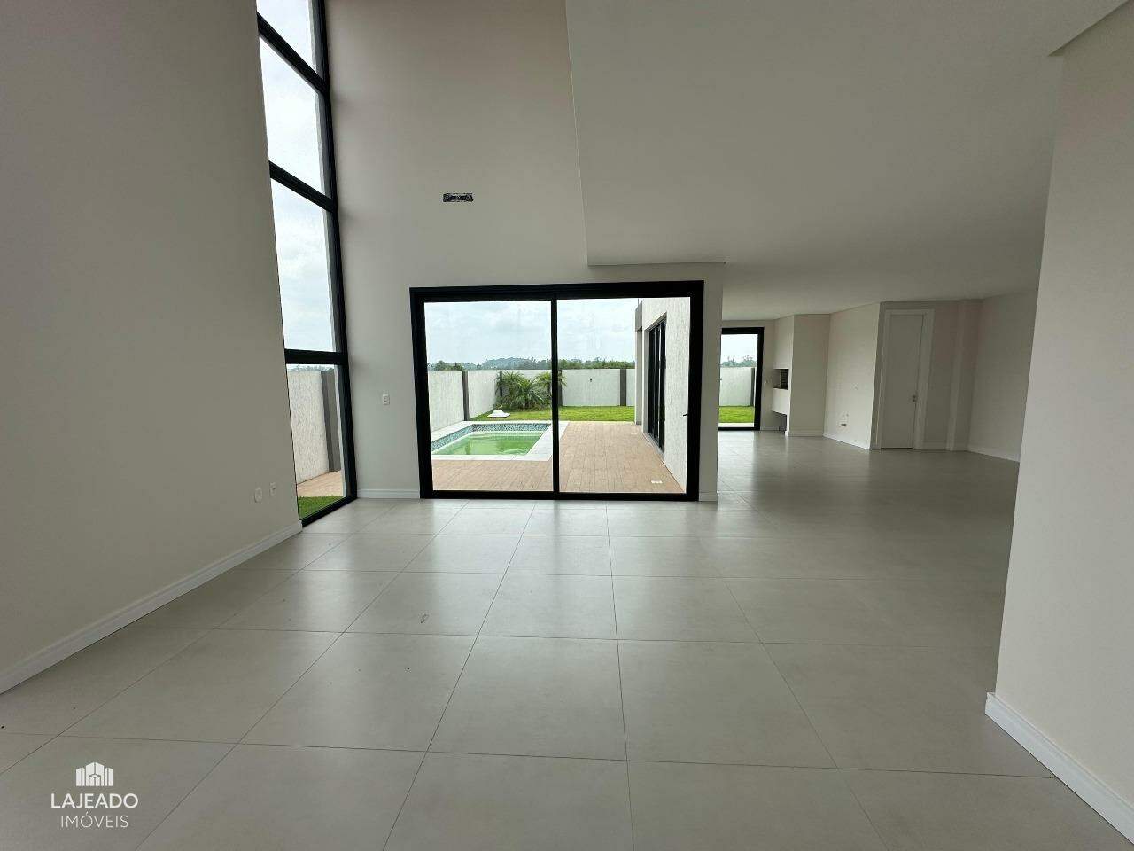 Casa à venda com 3 quartos, 280m² - Foto 2