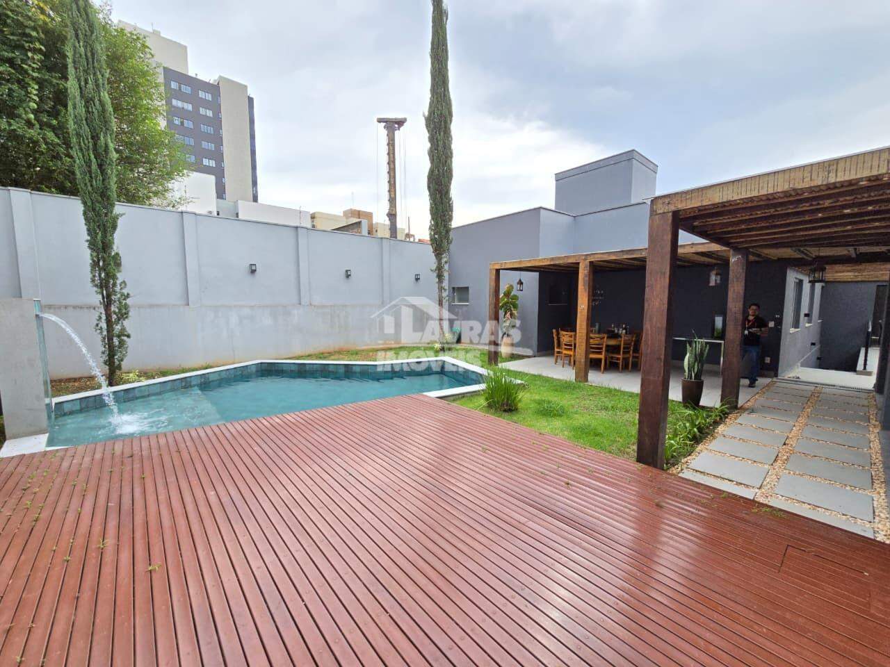 Casa à Venda, 4 Quartos, 1 Suíte, 4 Vagas, Centro - Lavras/mg