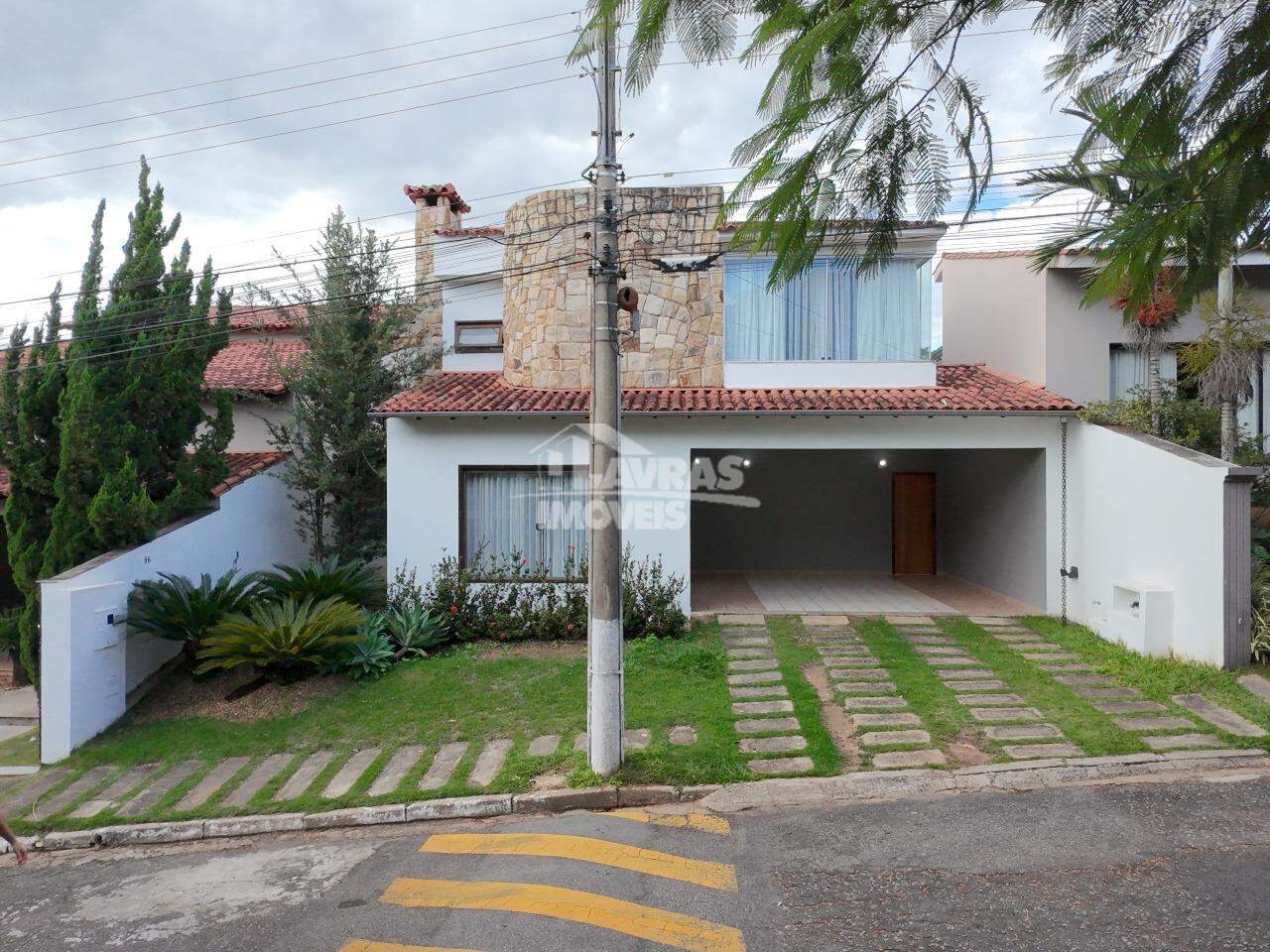 Casa à Venda, 4 Quartos, 2 Suítes, 2 Vagas, Condominio Flamboyants - Lavras/mg