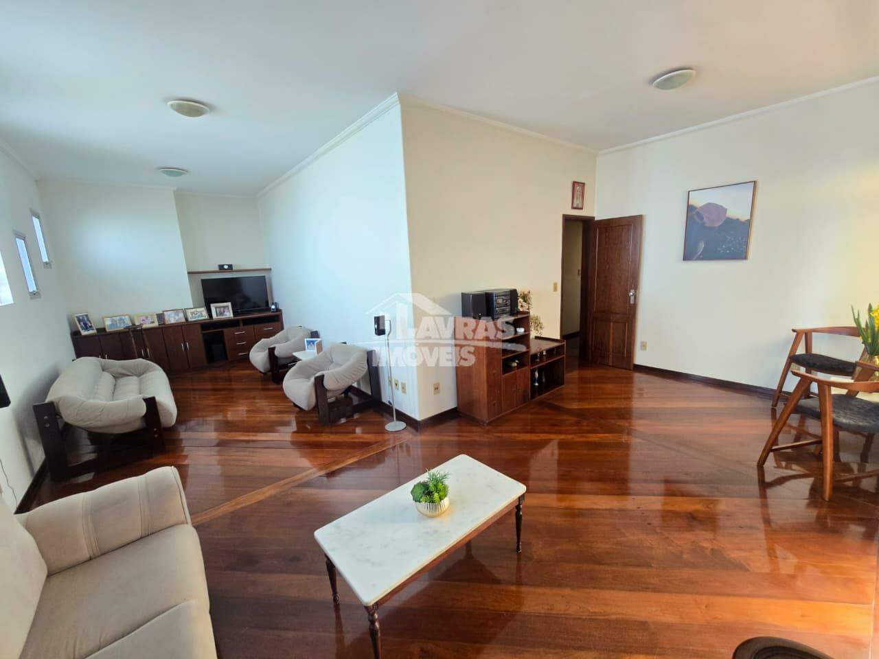 Casa Para Aluguel, 6 Quartos, 4 Suítes, 1 Vaga, Centro - Lavras/mg