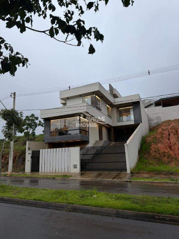 Casa à Venda Em Lavras (bairro Residencial A Vencedora) – 245 M² úteis, 300 M² De Terreno