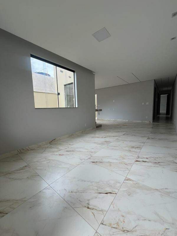 Casa à venda no Centenário: 