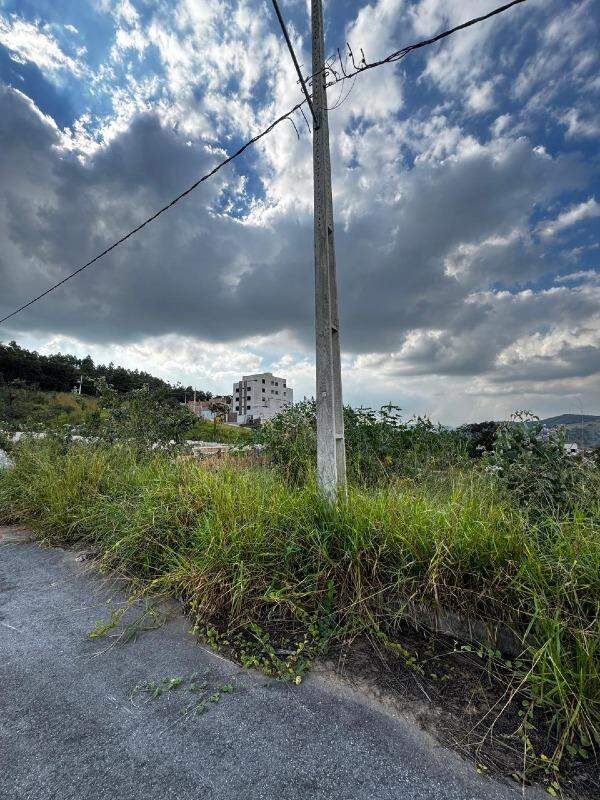 Lote à venda no Vila da Serra: 