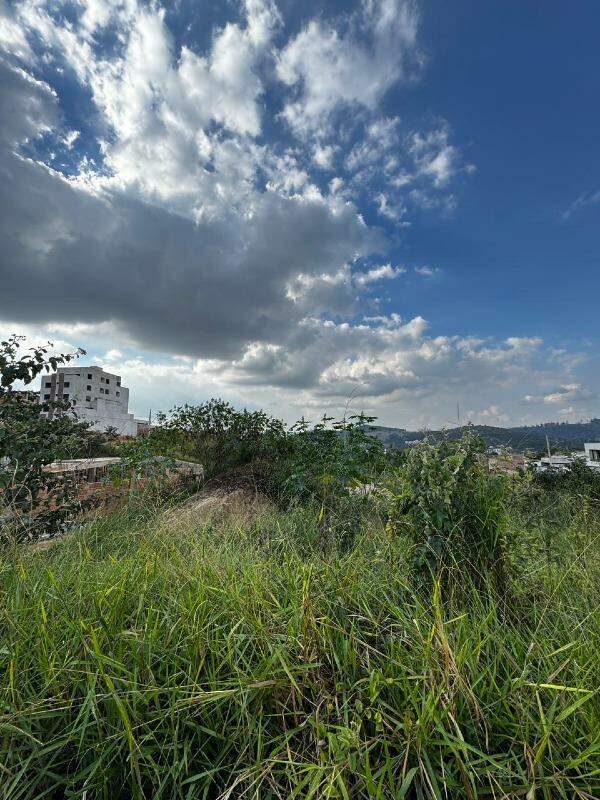 Lote à venda no Vila da Serra: 