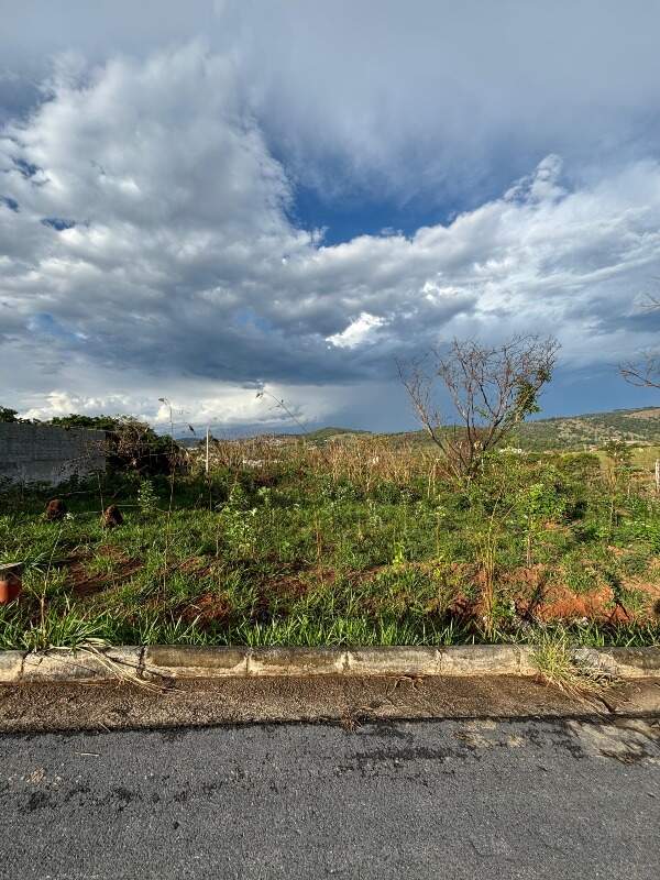 Lote à venda no Vila da Serra: 