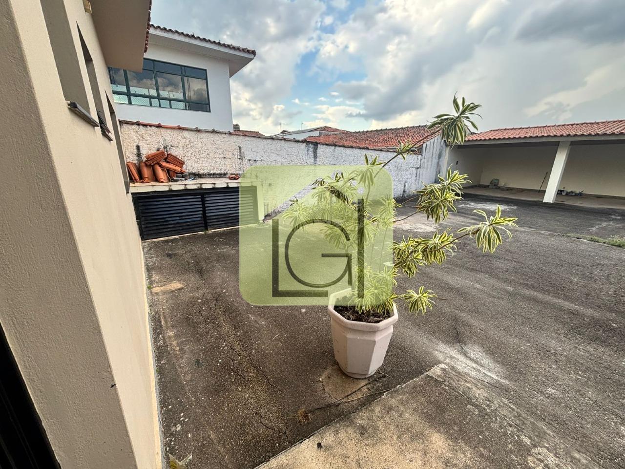 Casa para aluguel no CENTRO: ESTACIONAMENTO