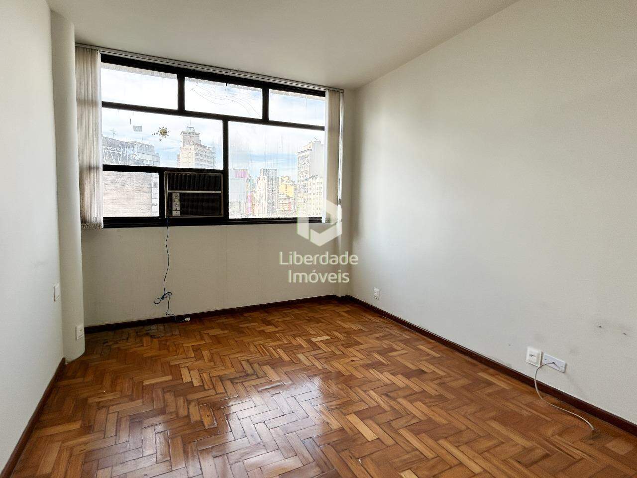 Sala à venda, no Centro.: 