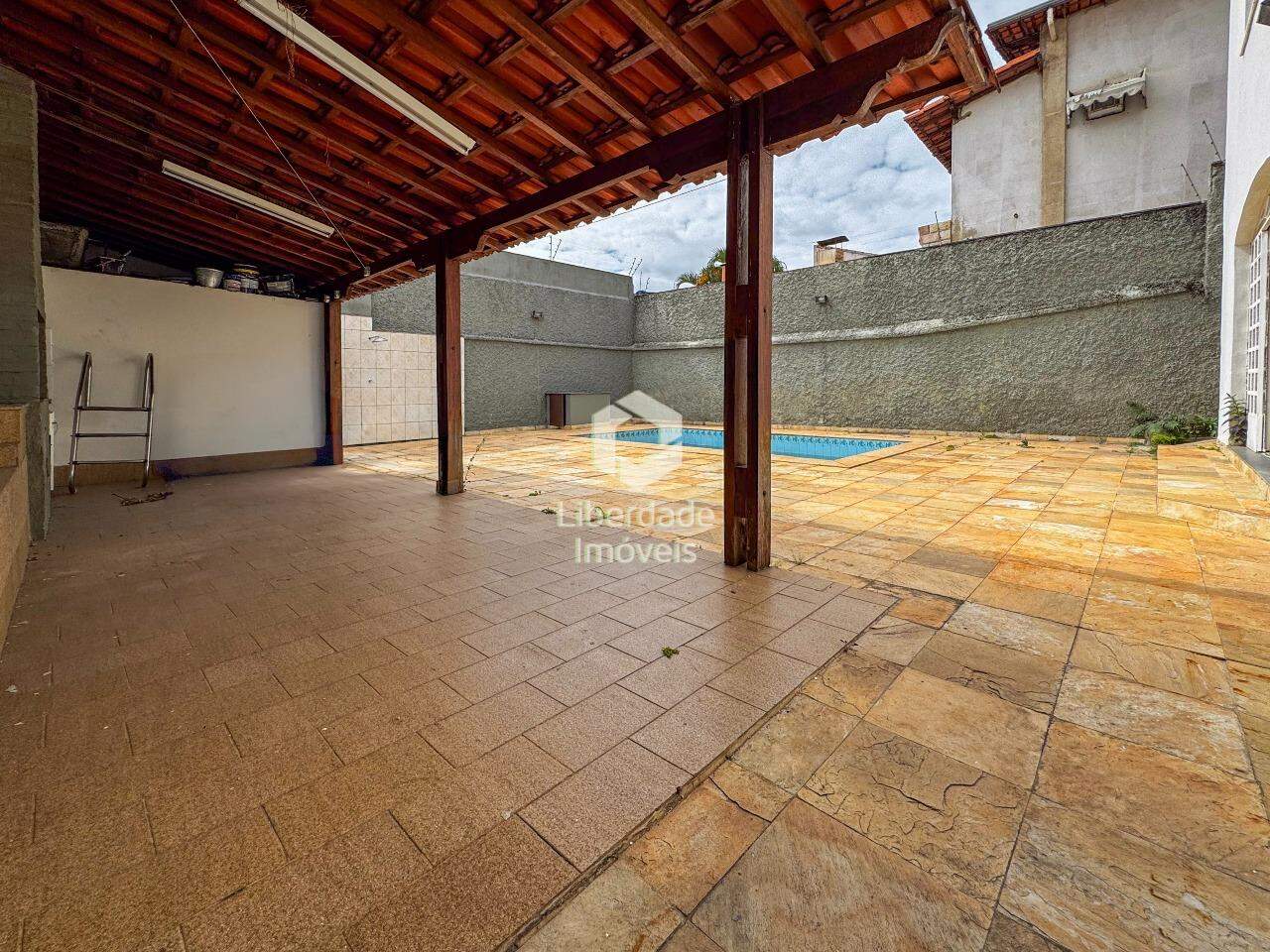 Casa à venda, 4 quartos no Álvaro Camargos.: 