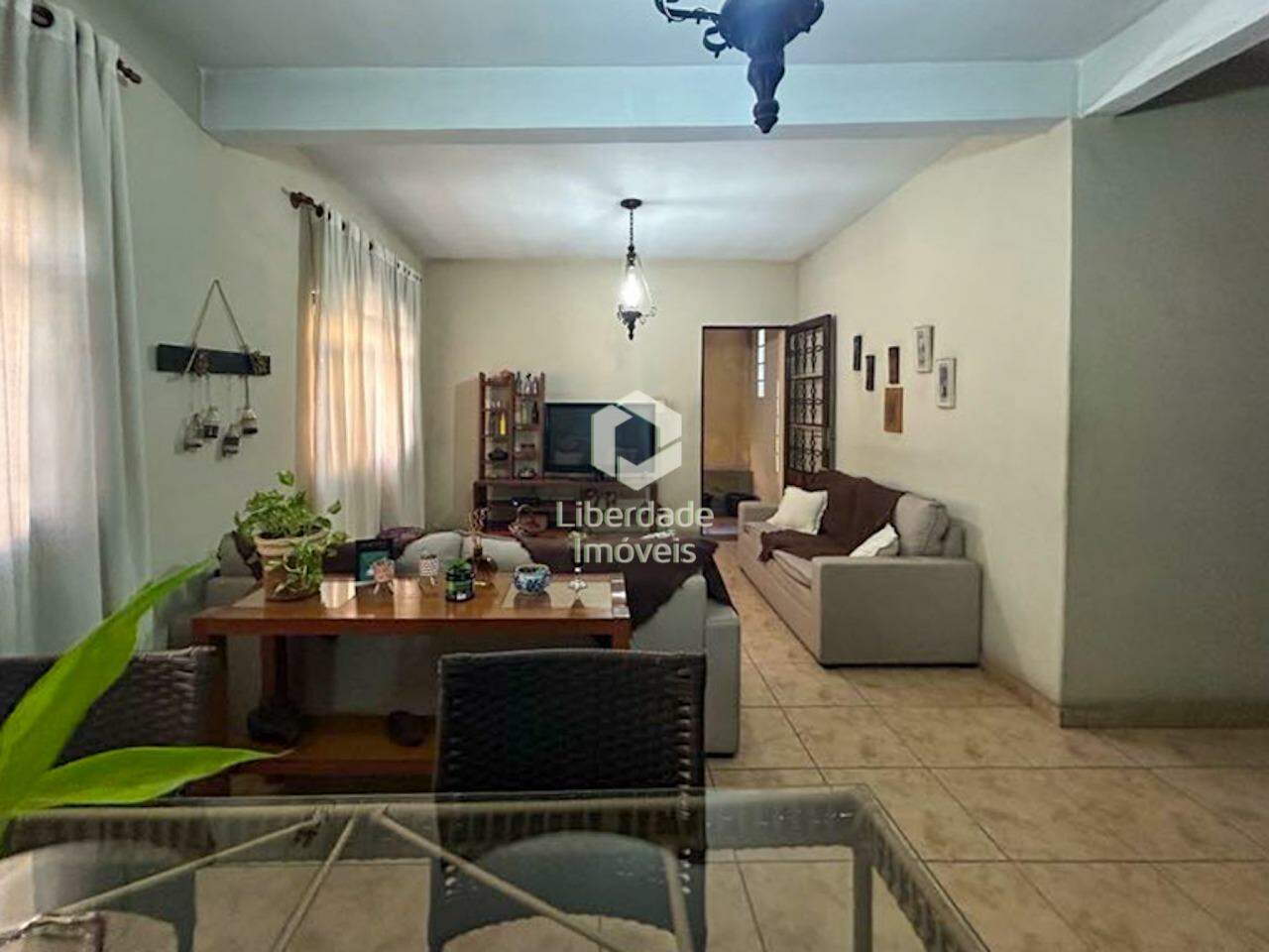 Casa à venda, 4 quartos no Carlos Prates.: 