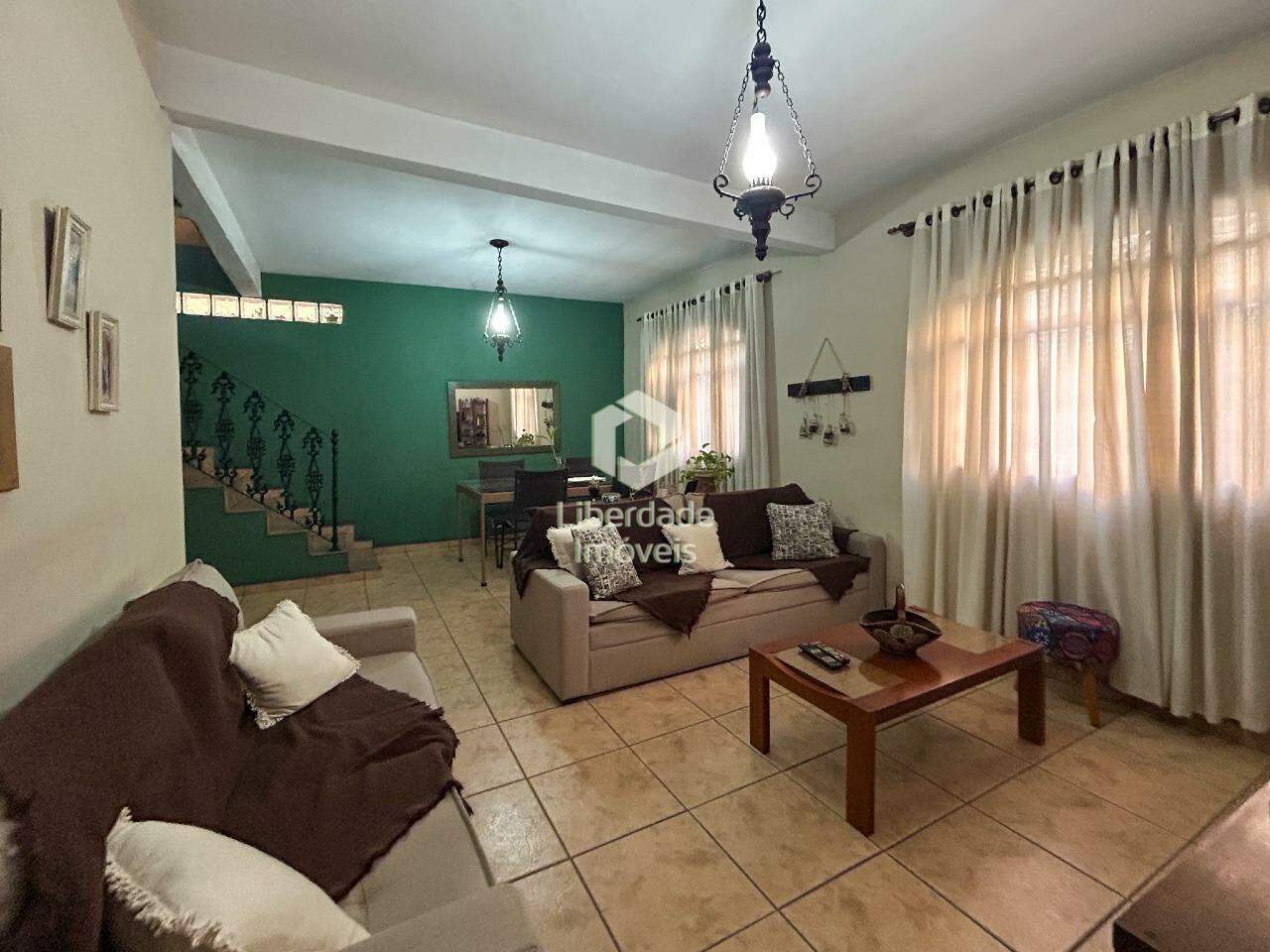 Casa à venda, 4 quartos no Carlos Prates.: 