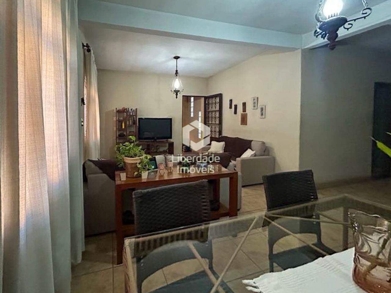 Casa à venda, 4 quartos no Carlos Prates.: 