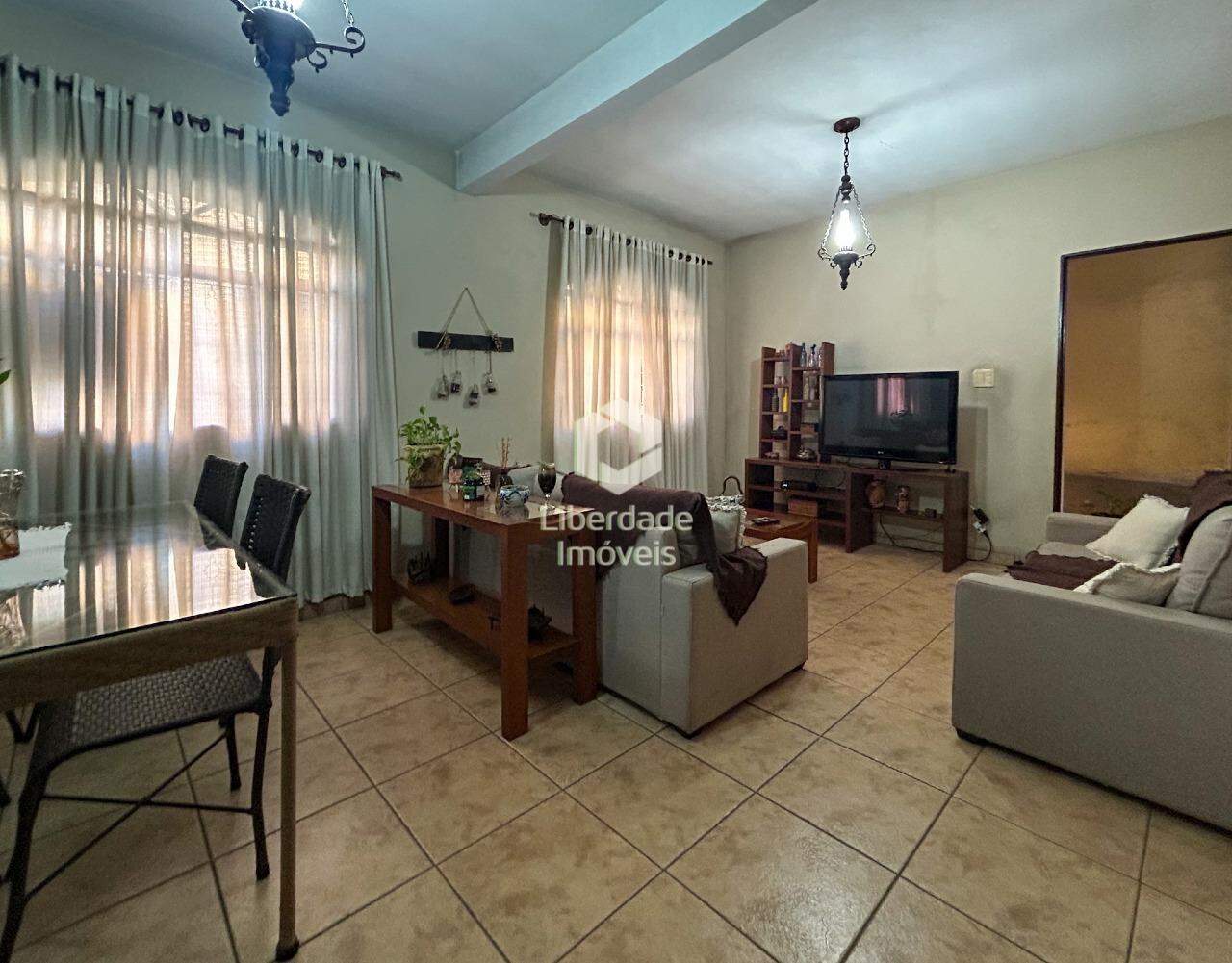 Casa à venda, 4 quartos no Carlos Prates.: 