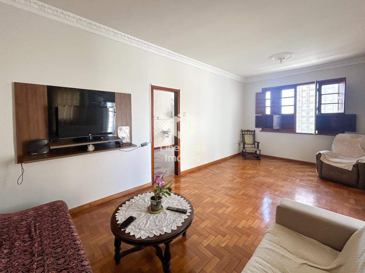 Casa à venda, 4 quartos no Colégio Batista.: 