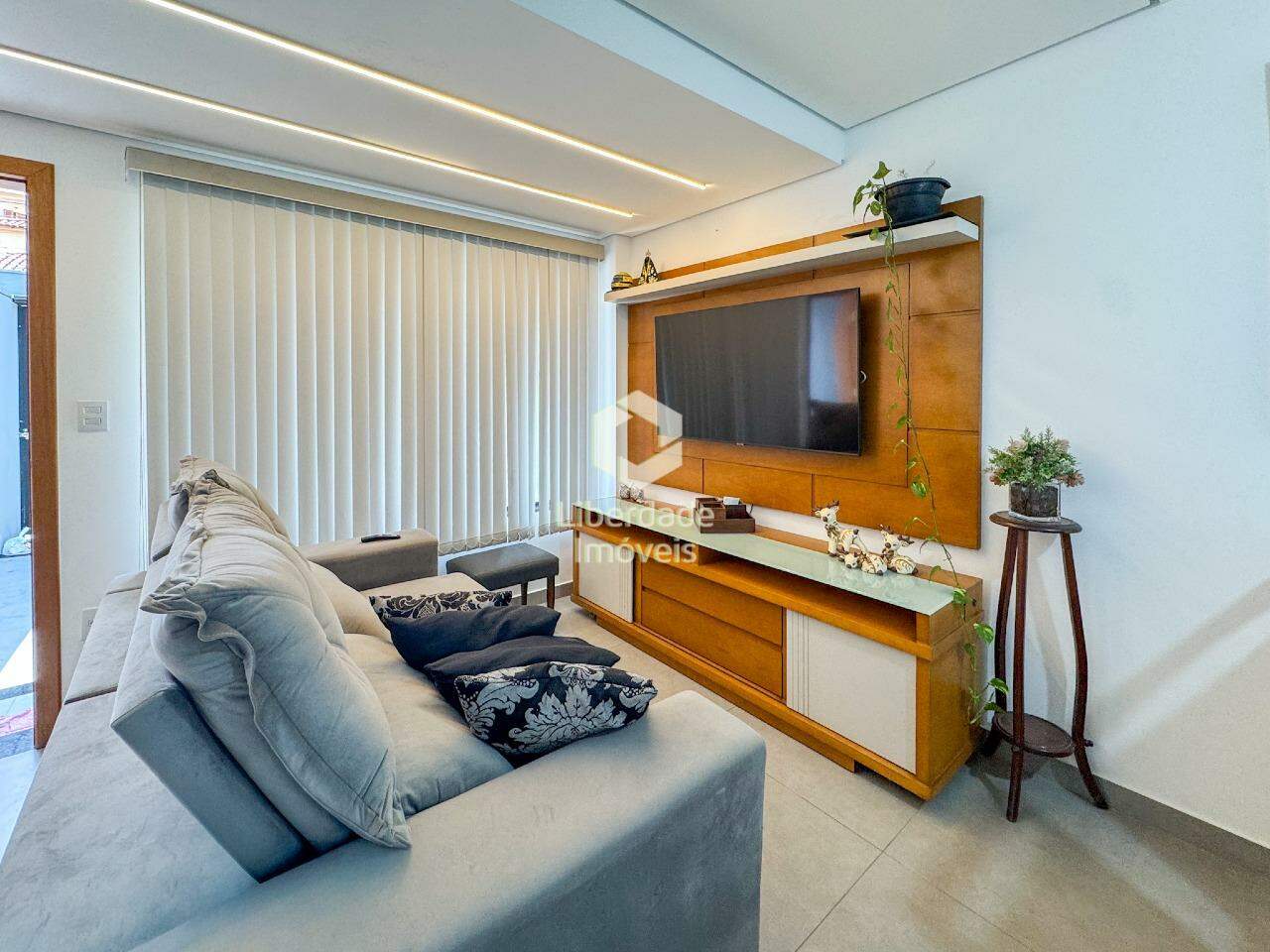 Casa geminada à venda, 3 quartos no Caiçara.: 