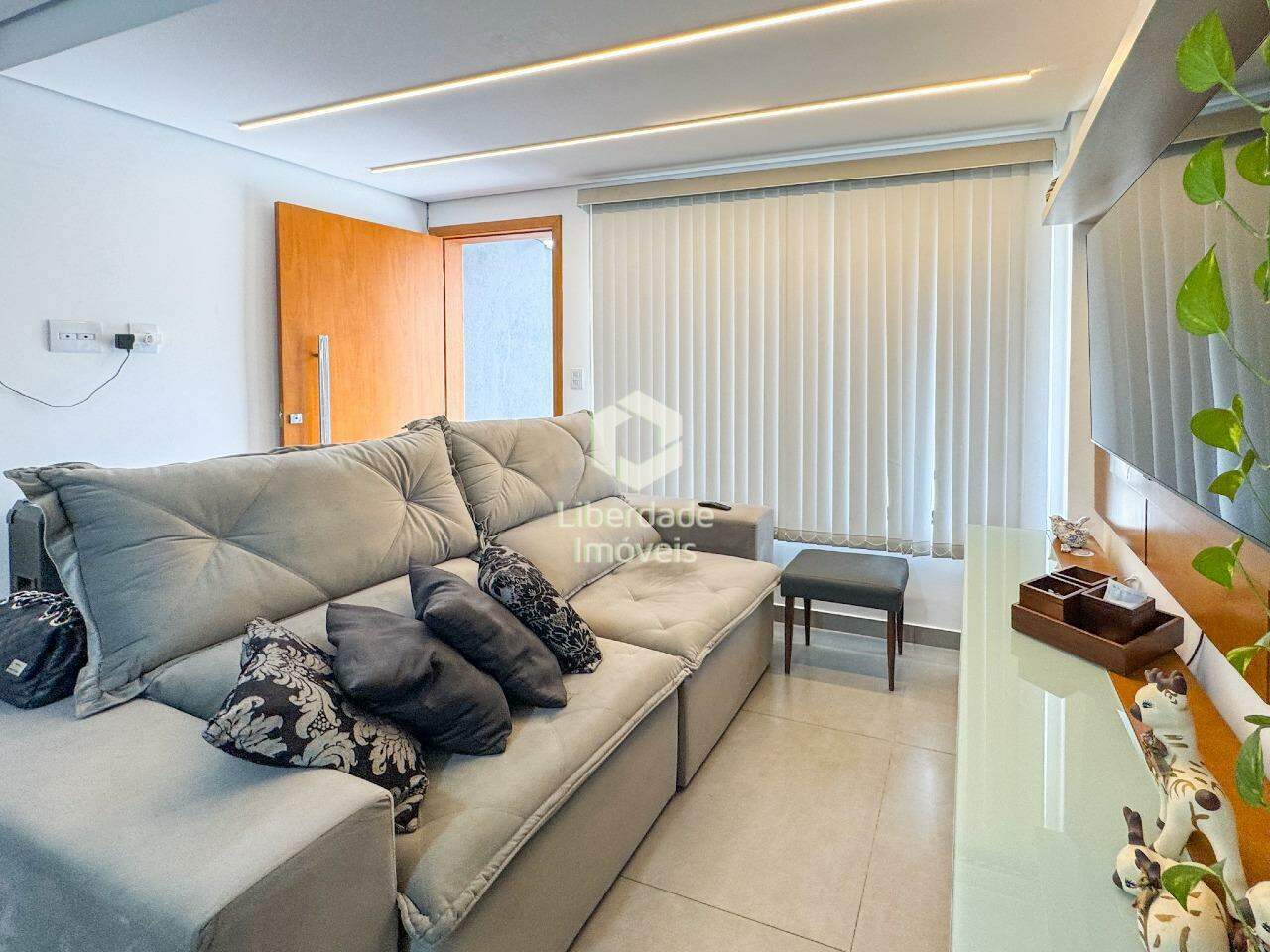 Casa geminada à venda, 3 quartos no Caiçara.: 