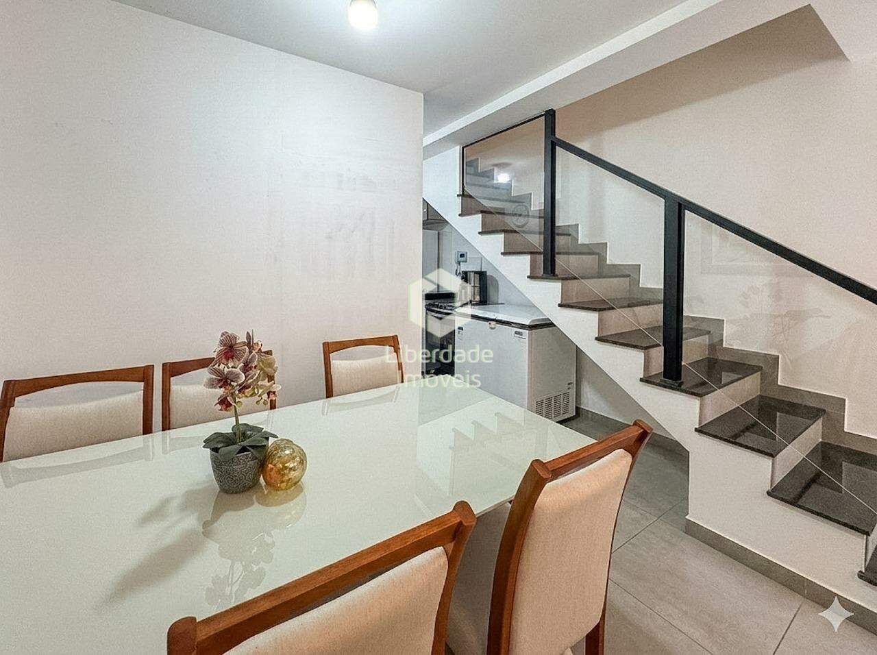 Casa geminada à venda, 3 quartos no Caiçara.: 
