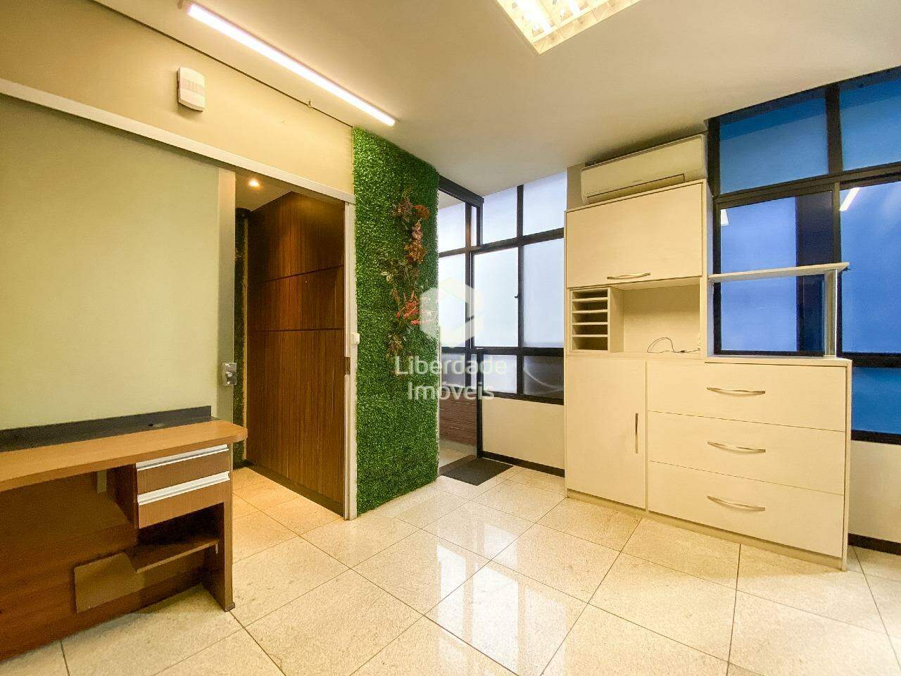Sala à venda, no Centro.: 