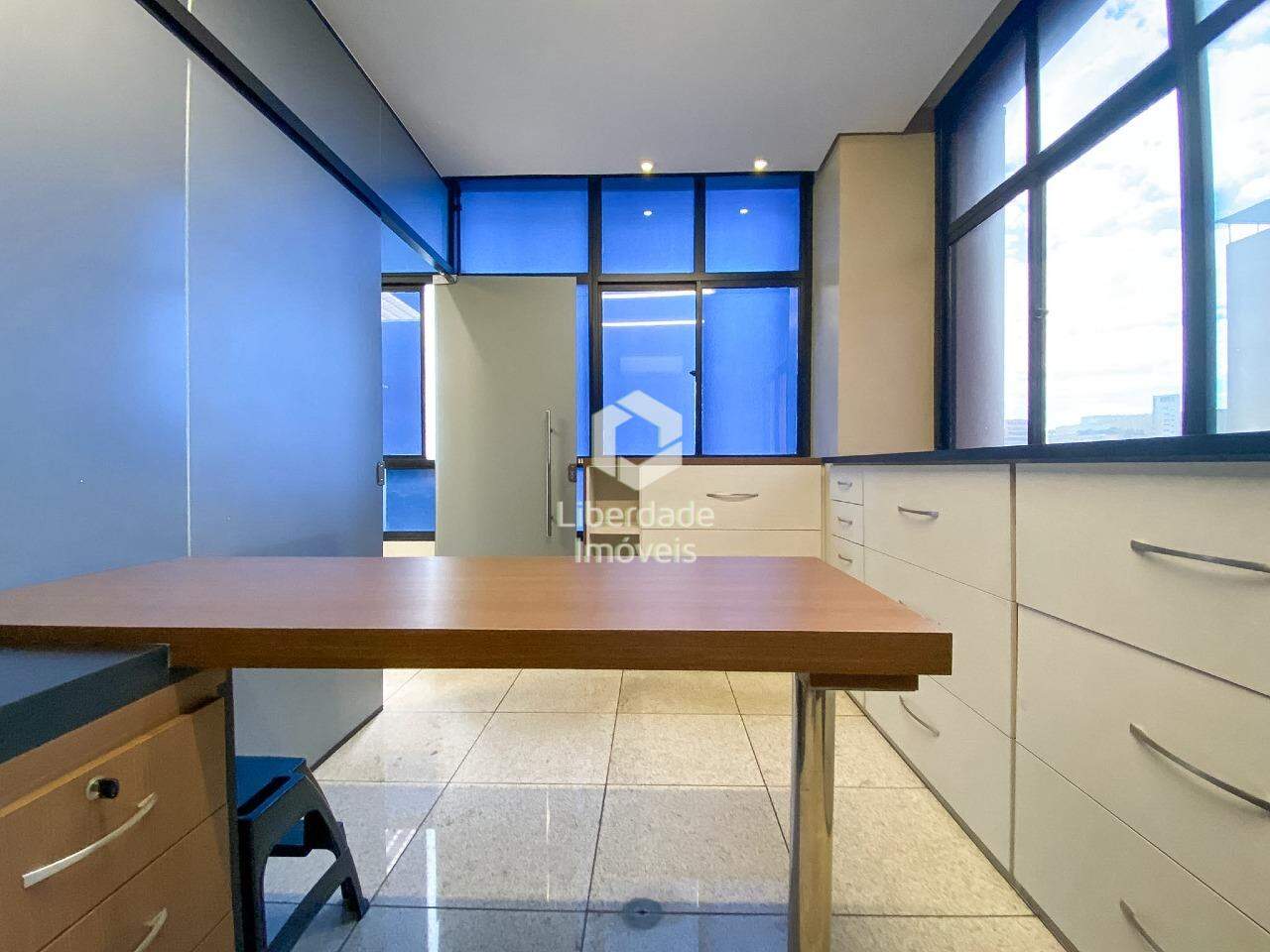 Sala à venda, no Centro.: 