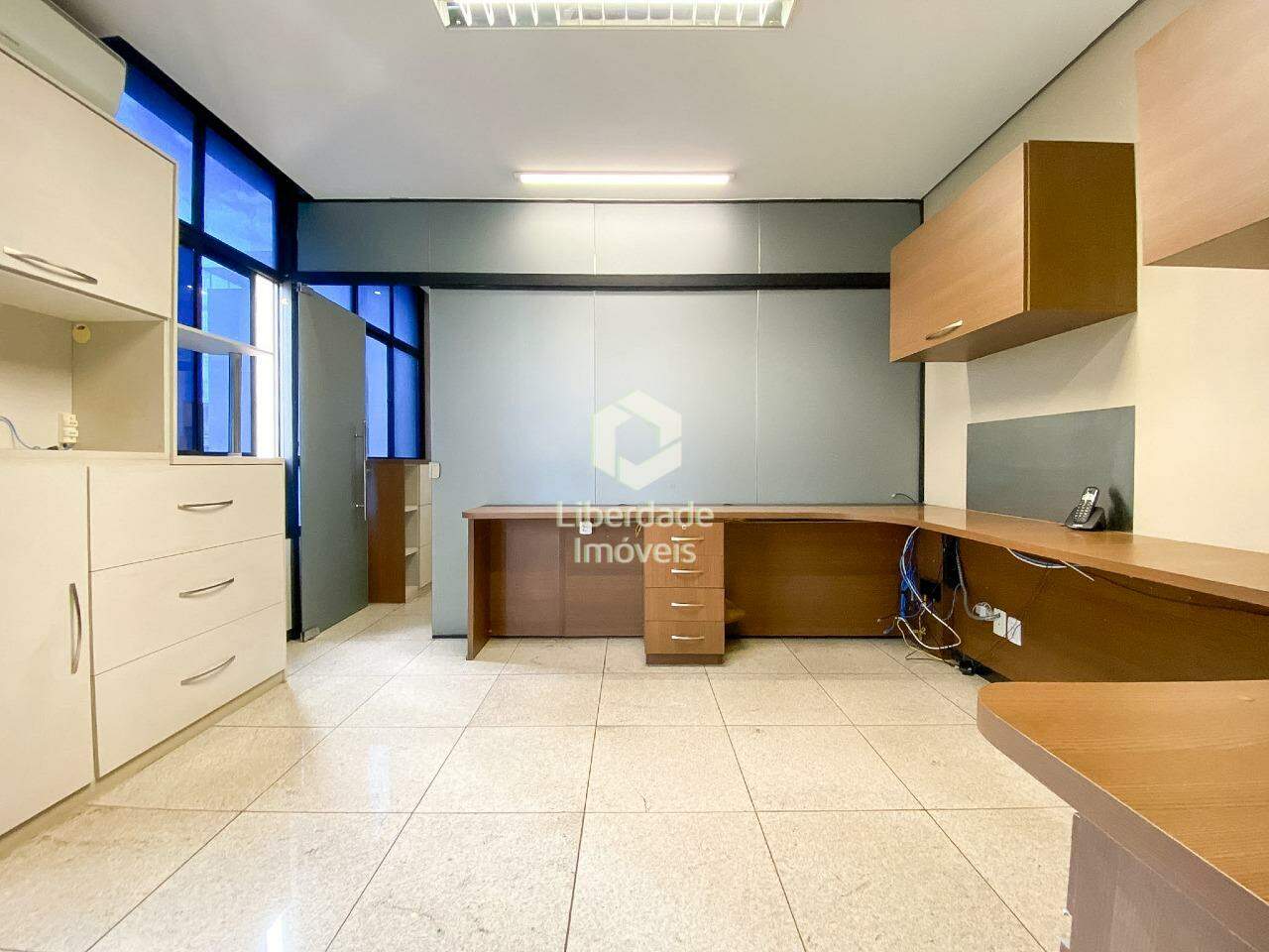 Sala à venda, no Centro.: 
