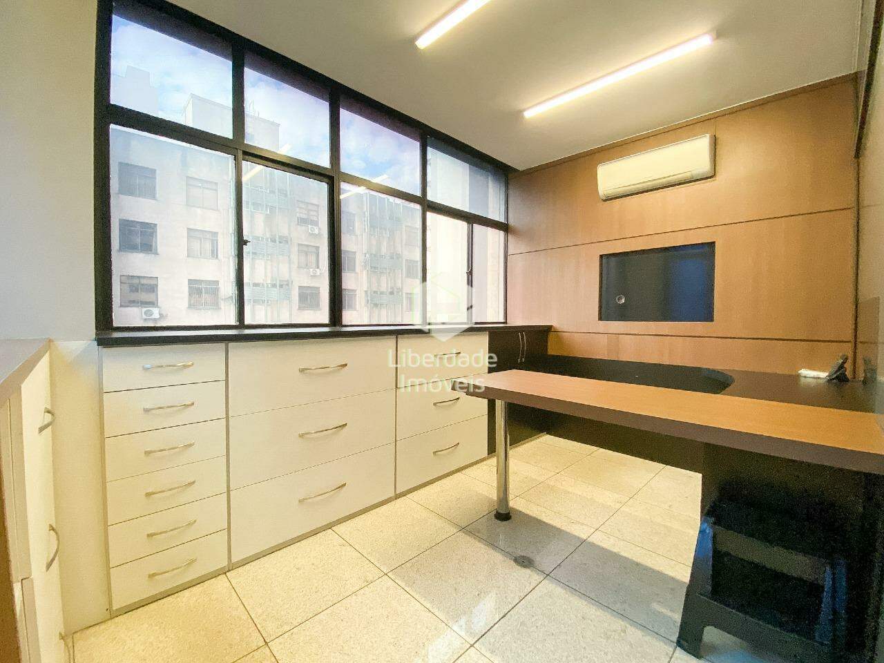 Sala à venda, no Centro.: 