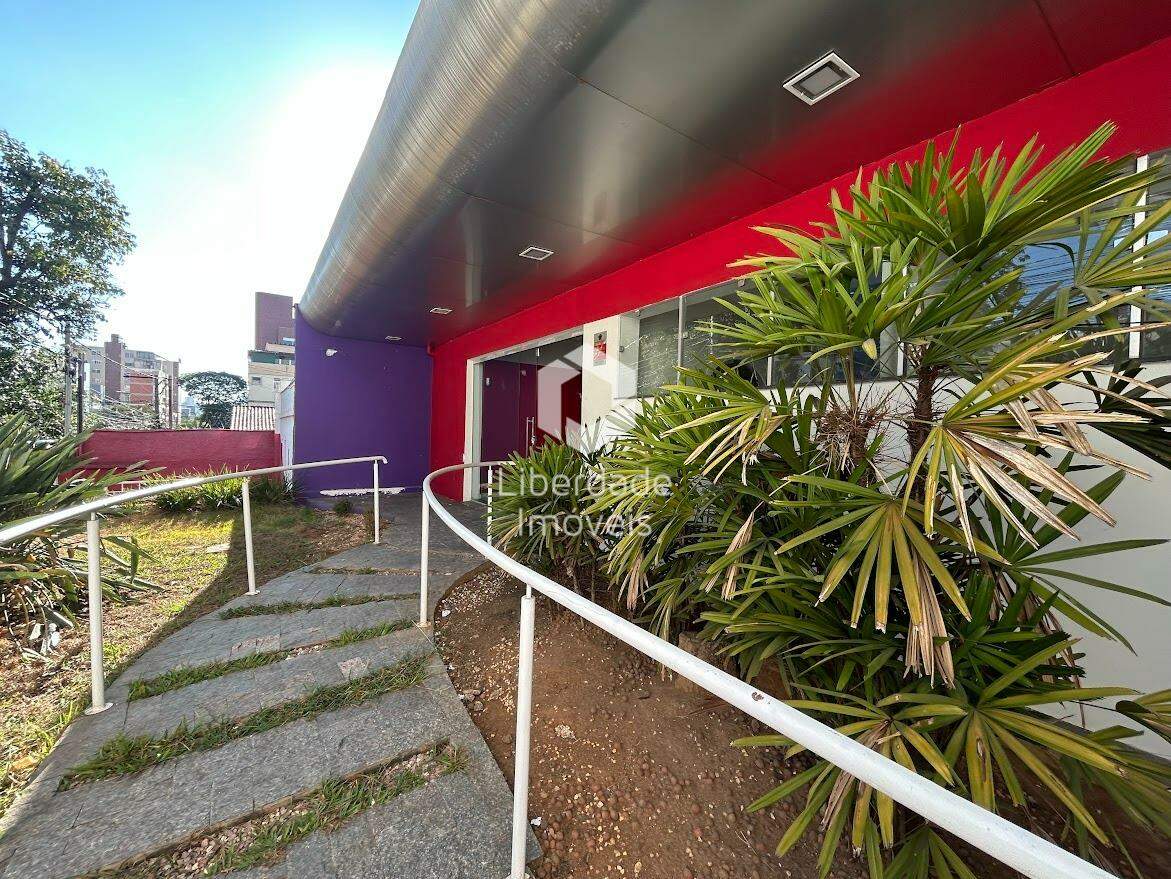 Casa comercial para aluguel, 6 quartos no Coração Eucarístico.: 